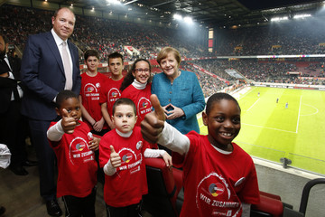 Bundeskanzlerin Angela Merkel, Ralph Dommermuth und „Wir zusammen“ Einlaufkinder