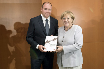 Bundeskanzlerin Angela Merkel und Ralph Dommermuth 2016 – Übergabe der „Wir zusammen“ Studie „Flüchtlinge erfolgreich integrieren“ an die Bundeskanzlerin