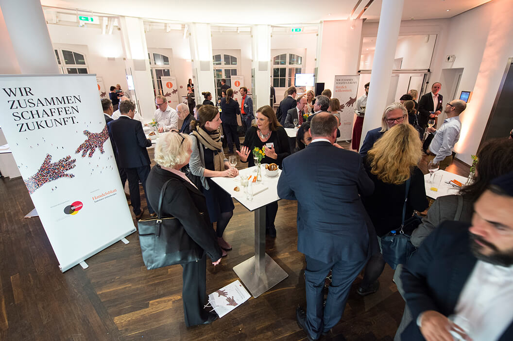  Die Gäste nutzten die Möglichkeit zum Netzwerken intensiv 