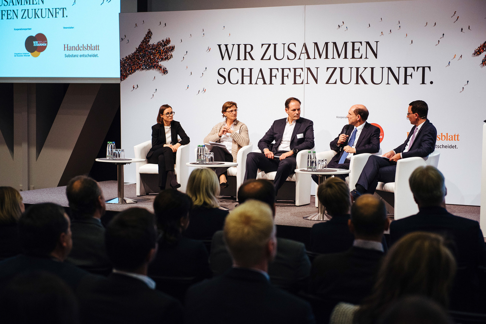 Vlnr: Ilonka Nußbaumer, Senior Vice President HR, Voith; Uta-Micaela Dürig, Geschäftsführerin, Robert Bosch Stiftung; Herwarth Brune, Vorsitzender der Geschäftsführung, ManpowerGroup Deutschland; Dieter Esser, Leiter Berufsbildung, Porsche; Daniel Schäfer, Moderator, Ressortleiter Finanzen, Handelsblatt.
Abdruck honorarfrei – Beleg erbeten