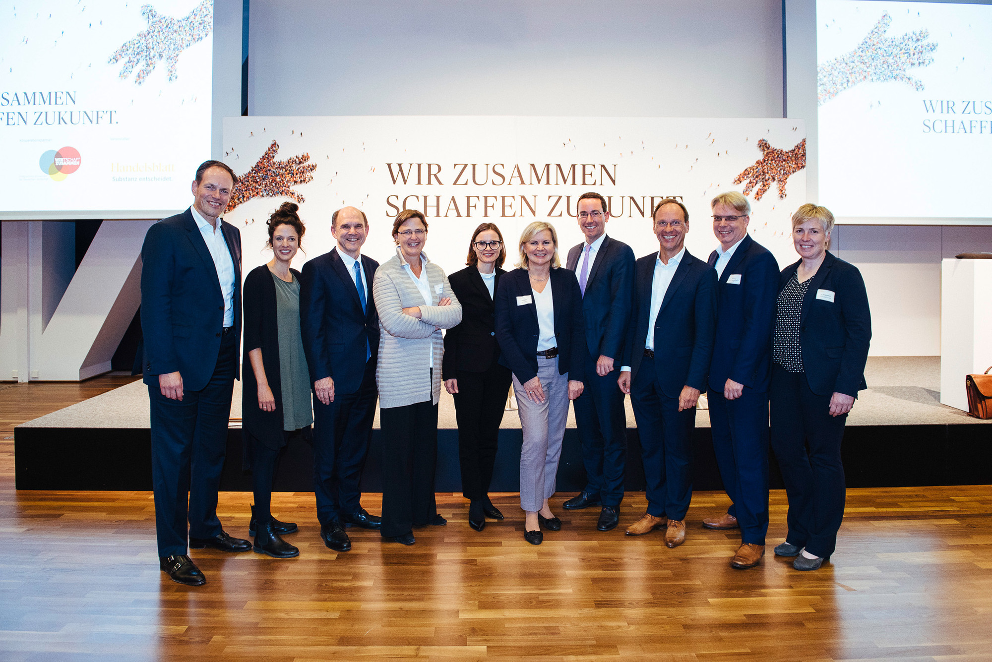 Vlnr: Herwarth Brune, Vorsitzender der Geschäftsführung, ManpowerGroup Deutschland; Dominique Macri, Deutsche Schauspielerin & Lyrikerin; Dieter Esser, Leiter Berufsbildung, Porsche; Uta-Micaela Dürig, Geschäftsführerin, Robert Bosch Stiftung; Ilonka Nußbaumer, Senior Vice President HR, Voith; Marlies Peine, Projektleitung "Wir zusammen"; Daniel Schäfer, Moderator, Ressortleiter Finanzen, Handelsblatt; Dr.-Ing. Rainer Stetter, Geschäftsführer, ITQ; Dirk Werner, Leiter Kompetenzfeld Berufliche Qualifizierung und Fachkräfte, Projektleiter Kompetenzzentrum Fachkräftesicherung, Institut der deutschen Wirtschaft Köln; Dr. Susanne Koch, Geschäftsführerin, BA Baden-Württemberg.
Abdruck honorarfrei – Beleg erbeten