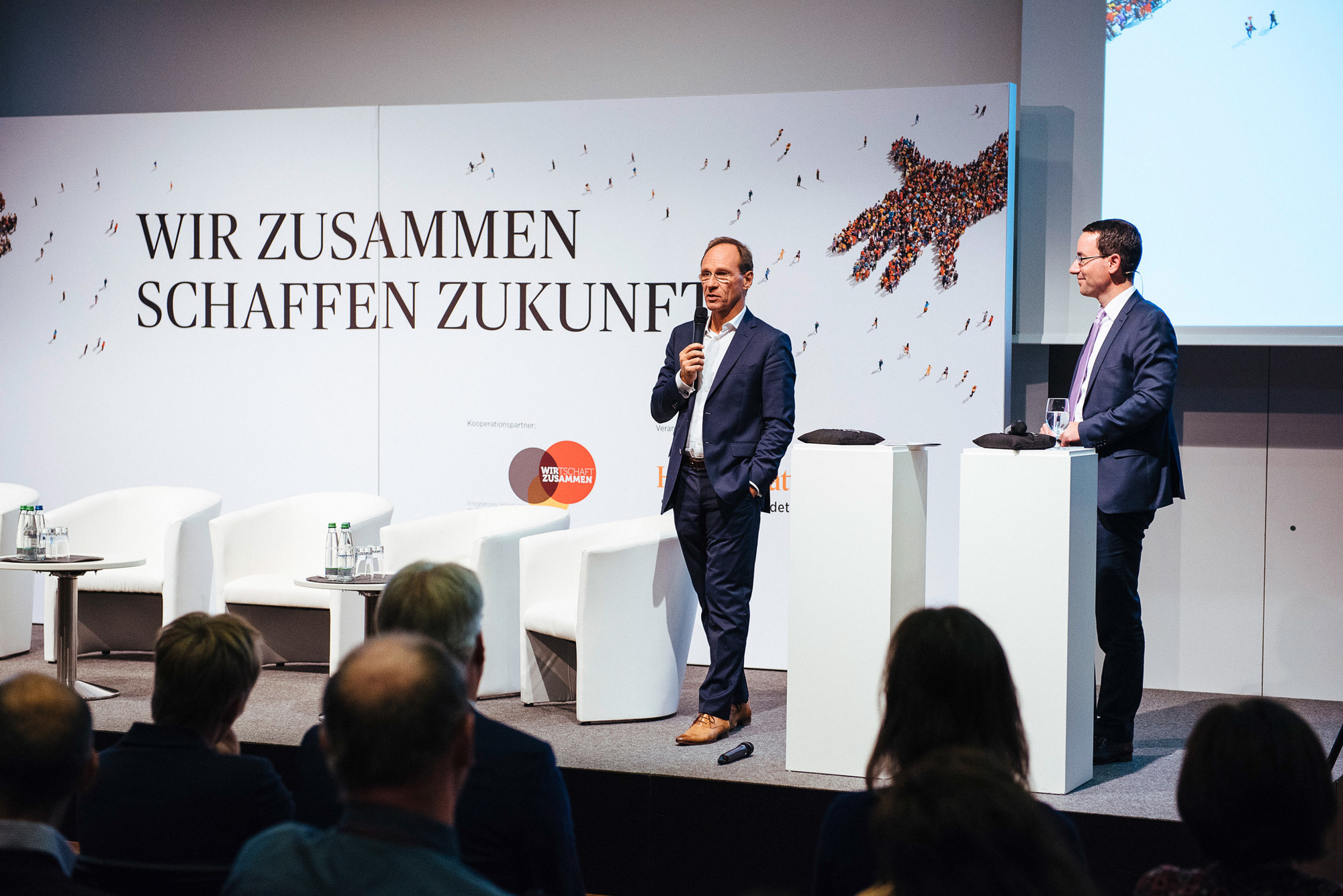 Dr.-Ing. Rainer Stetter, Geschäftsführer von ITQ (links), im Gespräch mit Moderator Daniel Schäfer, Ressortleiter Finanzen beim Handelsblatt (rechts).
Abdruck honorarfrei – Beleg erbeten