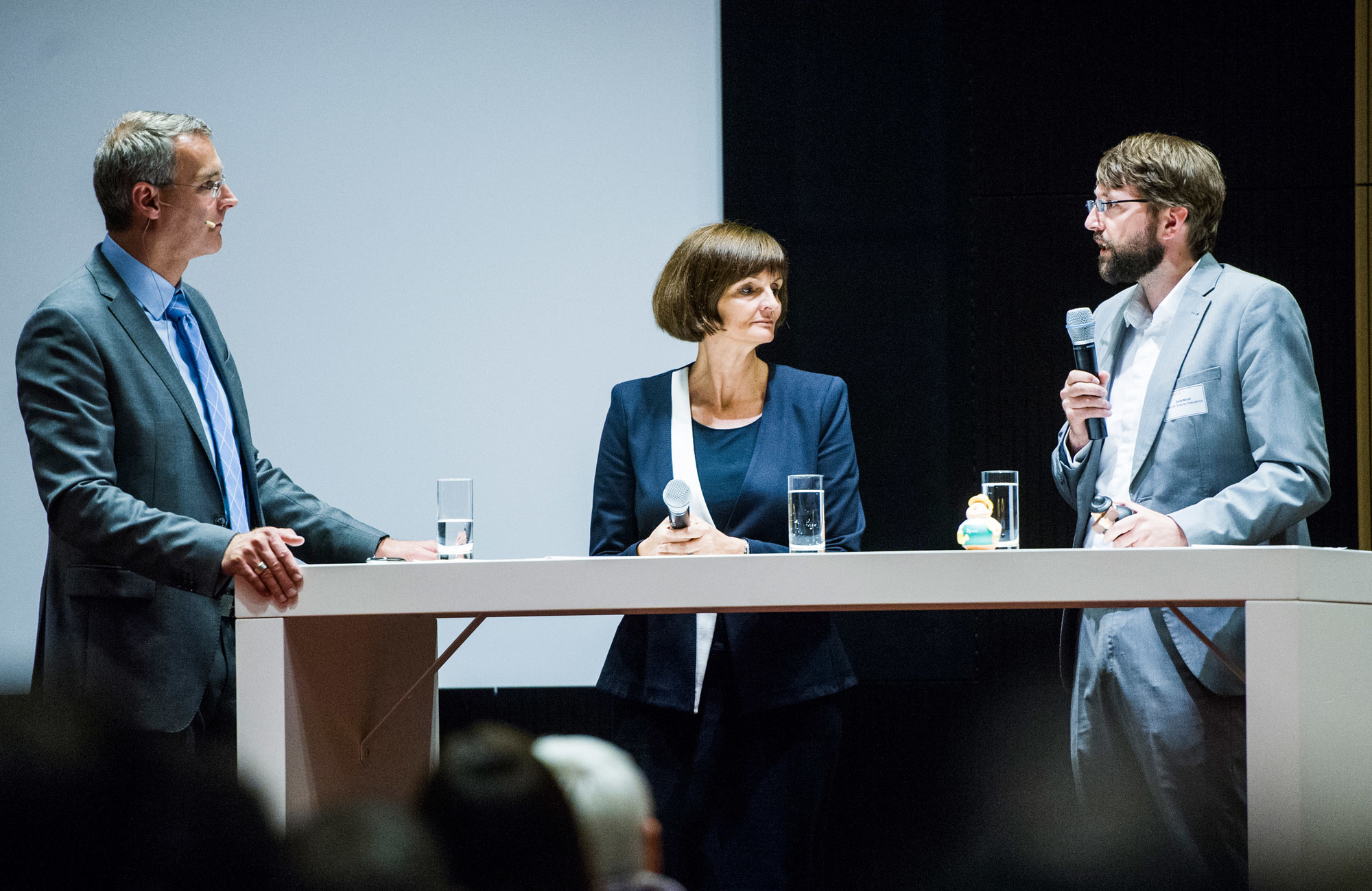 V.l.n.r.: Grischa Brower-Rabinowitsch, Moderator des Abends und Ressortleiter Unternehmen & Märkte, Handelsblatt; Dr. Bettina Wolf, Geschäftsführerin Operativ, Regionaldirektion Hessen, Bundesagentur für Arbeit; Daniel Wörndl, Projektleiter BQ-Portal, Institut der deutschen Wirtschaft Köln.
Abdruck honorarfrei – Beleg erbeten