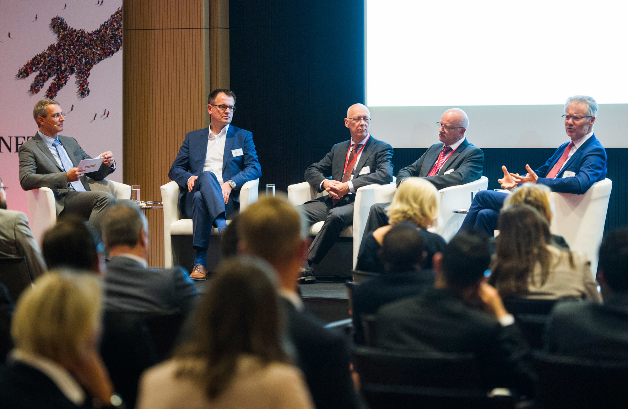 V.l.n.r.: Grischa Brower-Rabinowitsch, Moderator des Abends und Ressortleiter Unternehmen & Märkte, Handelsblatt; Ralf Hengels, stellv. Leitung Personal und stellv. Vorstandsmitglied, Nestlé Deutschland; Michael Bräuning, Leiter des Projektbüros Integrations-Offensive und Direktor, Allianz Deutschland; Friedemann Hensgen, Vorsitzender des Vorstands, Rittal Foundation; Alfred Höhn, Industry Leader Öffentlicher Sektor EMEA, PwC.
Abdruck honorarfrei – Beleg erbeten