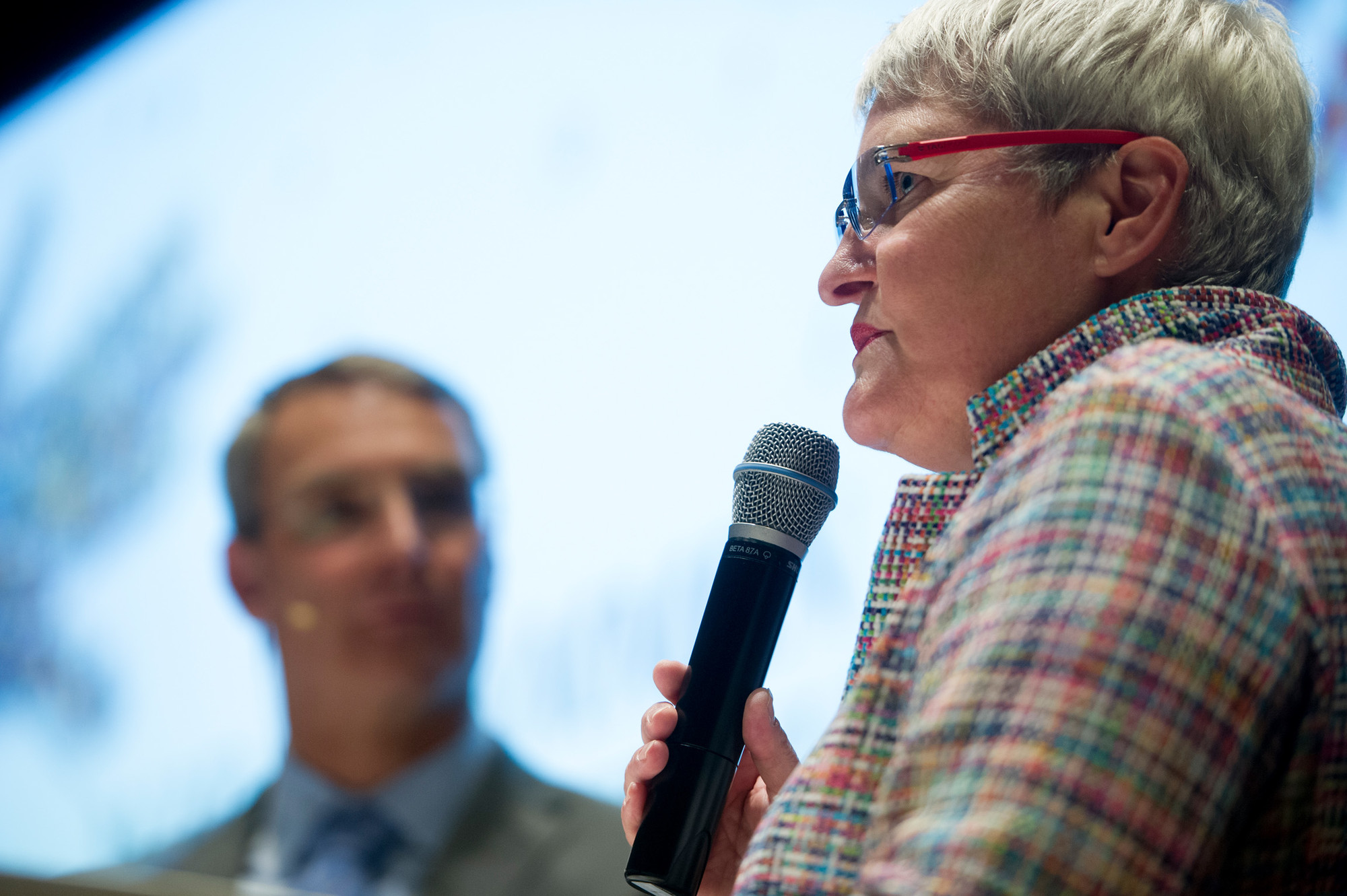 V.l.n.r.: Grischa Brower-Rabinowitsch, Moderator des Abends und Ressortleiter Unternehmen & Märkte, Handelsblatt; Dr. Uta Dauke, Vizepräsidentin, Bundesamt für Migration und Flüchtlinge (BAMF).
Abdruck honorarfrei – Beleg erbeten